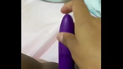 Esposa enfiando o vibrador na bucetinha Thumb